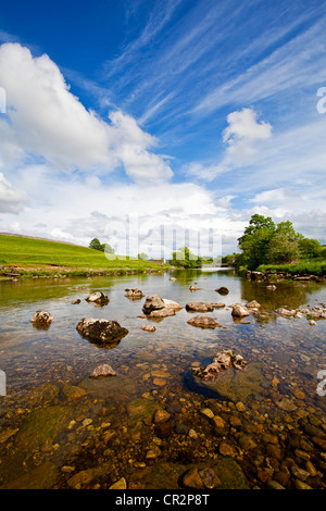 Une section de la rivière Wharfe près de Grassington North Yorkshire UK Banque D'Images