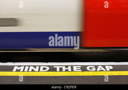 Un 'Mind l'écart' signe sur la plate-forme à la station de métro Kentish Town, Londres. Banque D'Images