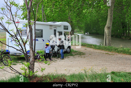 Les touristes à motorhome garés sur les rives du Canal du midi pour une promenade en vélo le long du chemin de halage près de hommes, au sud de la France Banque D'Images