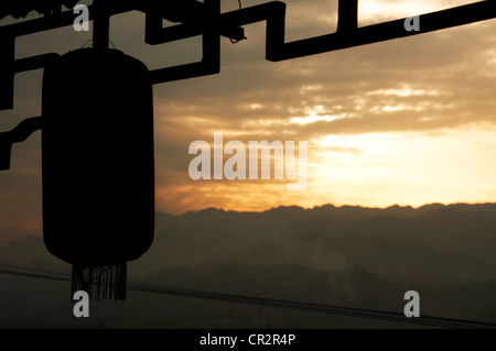 Une lampe chinoise au coucher du soleil, dong chejiang, village du sud de la Chine Banque D'Images