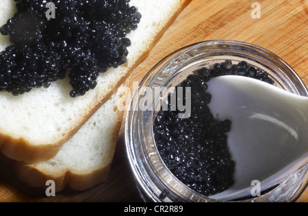 Black caviar en banque en verre close-up Banque D'Images