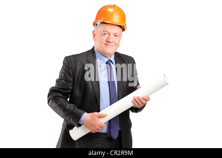 A young construction worker holding blueprints isolé sur fond blanc Banque D'Images