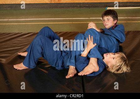 Deux jeunes garçons, Sparring kiaido Ryu arts martiaux Banque D'Images