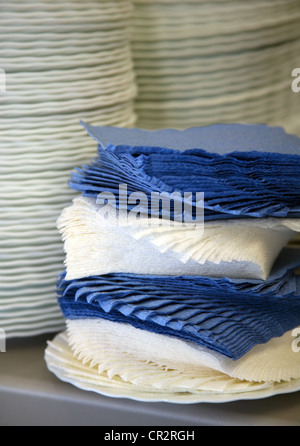 Les serviettes de table blanc bleu foncé et pile d'assiettes Banque D'Images