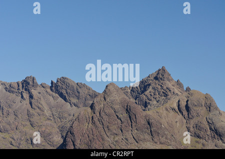 Pics rocheux de la crête de montagne Cuillin noires sur l'île de Skye. Am Basteir à gauche, Sgurr nan Gillean à droite Banque D'Images