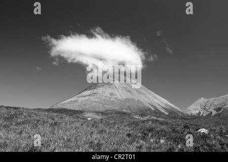 L'image monochrome spectaculaire nuage au-dessus de Glamaig, randonnée sur l'île de Skye Banque D'Images