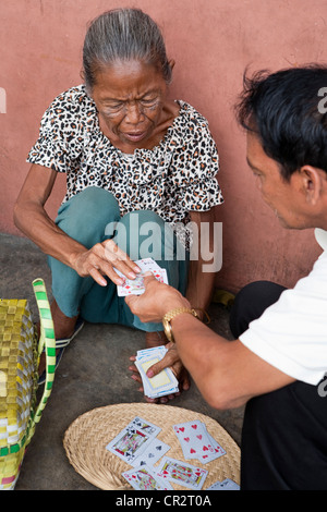 Une fortune-Teller dans la lecture des cartes sur le trottoir. La ville de Cebu, Cebu, Visayas, Philippines. Banque D'Images