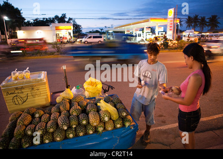 Un vendeur de rue, la vente de son trisikad d'ananas. Lapu-Lapu City, Metro Cebu, Mactan Island, Visayas, Philippines. Banque D'Images