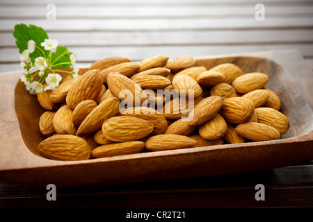 Amandes en plaque de bois Banque D'Images