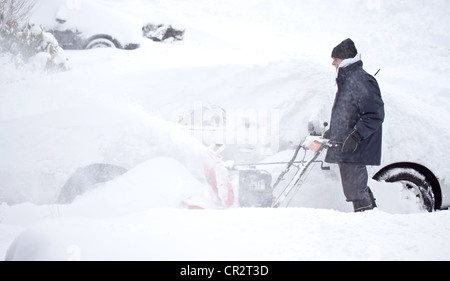 L'homme avec la souffleuse pendant une tempête de neige Banque D'Images