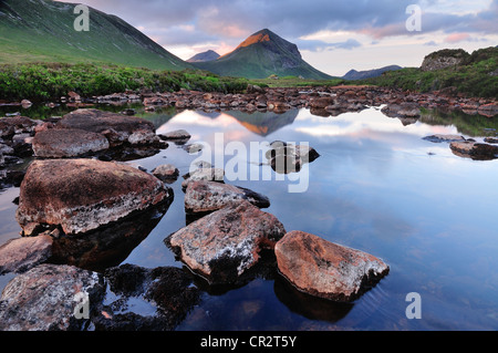 Le River Sligachan Marsco et à l'aube en été, l'île de Skye, Écosse, Hébrides intérieures Banque D'Images