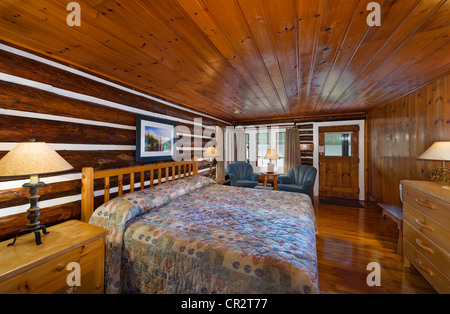 Lakefront cabin in the Killarney Lodge Resort, Lake of Two Rivers, Algonquin Park, Ontario, Canada Banque D'Images