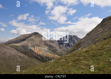 Vue vers Garbh Bheinn et Blabheinn depuis les pentes herbeuses de Marsco, île de Skye, Écosse Banque D'Images