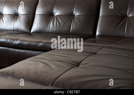 Gros plan du cher luxueux canapé en cuir noir Banque D'Images