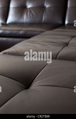Gros plan du cher luxueux canapé en cuir noir Banque D'Images