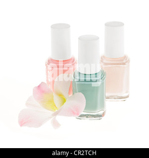 Trois bouteilles de vernis à ongles avec orchidée fleur sur fond blanc Banque D'Images