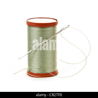 Tiroir de thread avec aiguille pour coudre sur fond blanc Banque D'Images