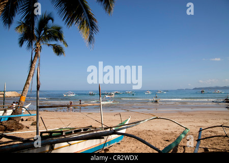 Bateaux de pêche sur la plage de Sabang, Palawan, Philippines, Asie Banque D'Images