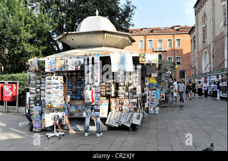 Des souvenirs et des journaux à la Ponte dell'Academia, Venise, Vénétie, Italie, Europe Banque D'Images