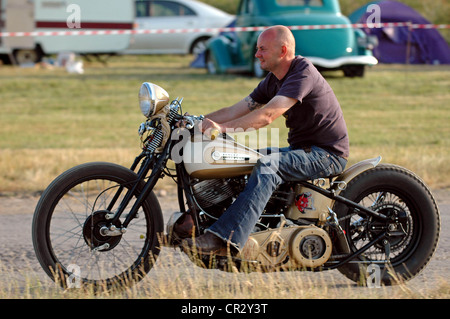 Classic Moto à la tige (Rue Nationale) de l'Association des ressortissants de la nostalgie d'une course glisser à Shakespeare County Raceway. Banque D'Images