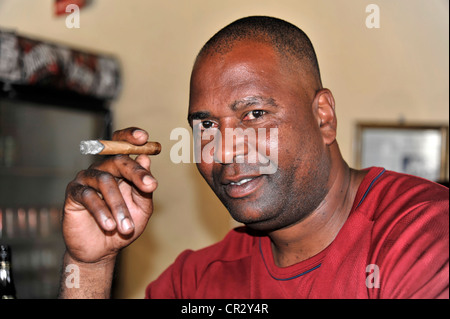 Homme fumant un cigare cubain, Santa Clara, Cuba, Antilles, Caraïbes, Amérique Centrale, Amérique Latine Banque D'Images
