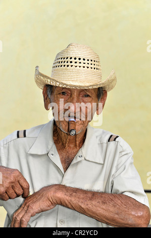 Homme fumant un cigare cubain, portrait, Trinidad, Cuba, Antilles, Caraïbes, Amérique Centrale, Amérique Latine Banque D'Images