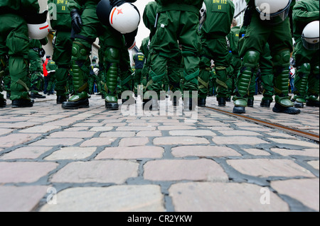 La présence policière massive, manifestation contre le sommet de l'OTAN en 2009, Freiburg, Bade-Wurtemberg, publicground Banque D'Images