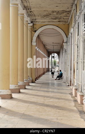 Les colonnades, centre-ville, Parque Jose Marti, Cienfuegos, Site du patrimoine mondial de l'UNESCO, Cuba, Antilles, Caraïbes Banque D'Images