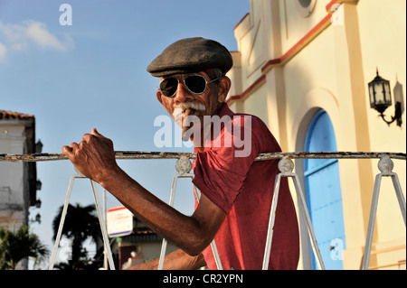 Homme fumant un cigare cubain, Vinales, Valle de Vinales, province de Pinar del Rio, Cuba, Antilles, Caraïbes Banque D'Images