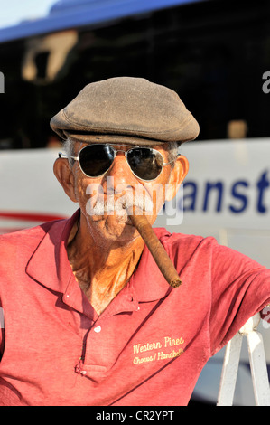 Homme fumant un cigare cubain, Vinales, Valle de Vinales, province de Pinar del Rio, Cuba, Antilles, Caraïbes Banque D'Images