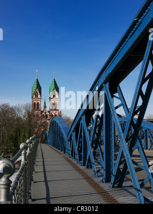 Blue bridge et l'église du Sacré-cœur à Freiburg im Breisgau, forêt noire, Bade-Wurtemberg, Allemagne, Europe, publicground Banque D'Images