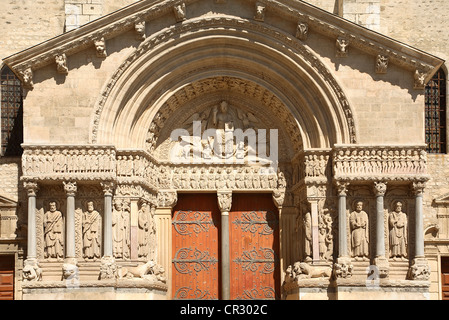 France, Bouches du Rhône, Arles, St Trophime Church UNESCO World Heritage, tympan Banque D'Images