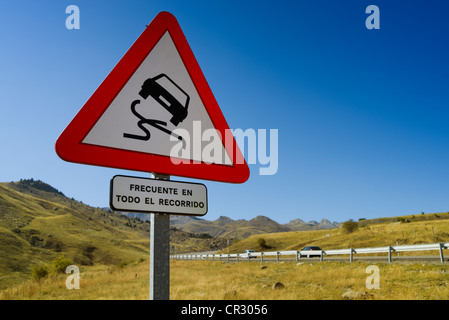 Panneau d'avertissement, route glissante, sur le col de montagne vers El Portalet, crête frontière entre les régions d'Aragon et les Français Banque D'Images