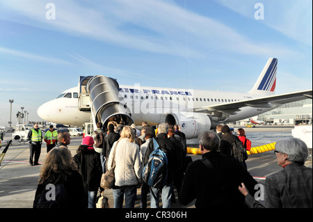 Airbus A319 F-GRXE, embarquement des passagers, l'aéroport de Stuttgart, Stuttgart, Bade-Wurtemberg, Allemagne, Europe Banque D'Images