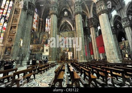 Vue de l'intérieur, la cathédrale de Milan, le Duomo di Milano, commencer la construction, l'achèvement 1386 1858, Milan, Milan, Lombardie, Italie Banque D'Images