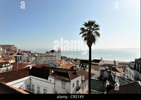 Vue de la partie orientale de l'Alfama du point de vue Portas do Sol, Lisbonne, Lisbonne, Portugal, Europe Banque D'Images