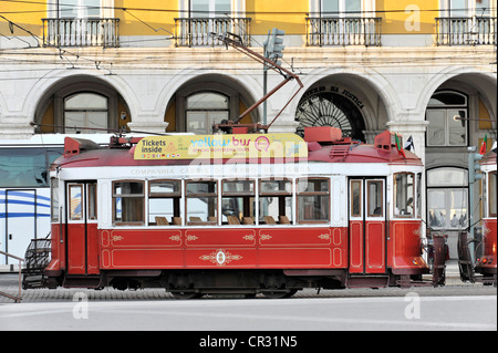 Tram, Yellowbus deux visites guidées, Praça do Comércio square, Lisbonne, Portugal, Europe Banque D'Images