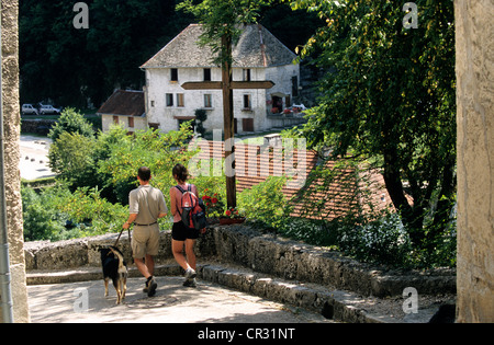 France, Doubs, Lods, étiqueté Les Plus Beaux Villages de France, couple de randonneurs Banque D'Images