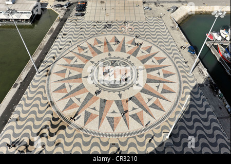 Grande boussole dans le trottoir devant l'Padráo dos Descobrimentos, Monument des Découvertes, monument avec grands portugais Banque D'Images