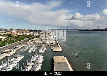 Ponte 25 de Abril, pont sur le Rio Tejo, le Tage, inauguré en 1966, le pont suspendu, marina à l'avant, Alcantara Banque D'Images