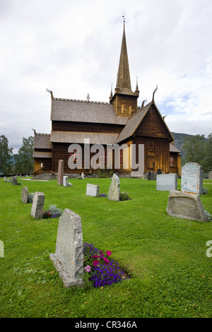 Pierres tombales en face de l'église de Lom, Norvège, Scandinavie, Europe Banque D'Images