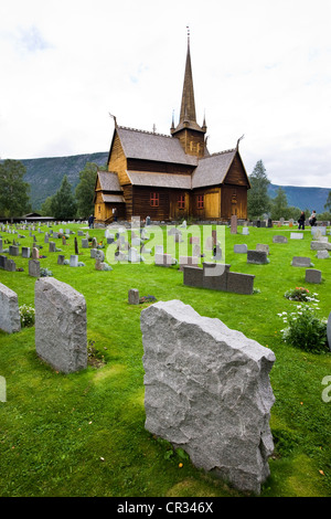 Pierres tombales en face de l'église de Lom, Norvège, Scandinavie, Europe Banque D'Images