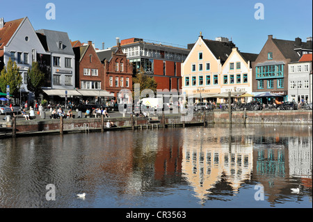 Les bâtiments et les quais de la ville port d'Husum, Schleswig-Holstein, Allemagne, Europe Banque D'Images