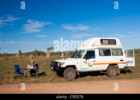 Petit-déjeuner dans l'Outback avec un véhicule à quatre roues motrices, en face de boussole magnétique ou monticules construits par les termites (Amitermes magnétique Banque D'Images
