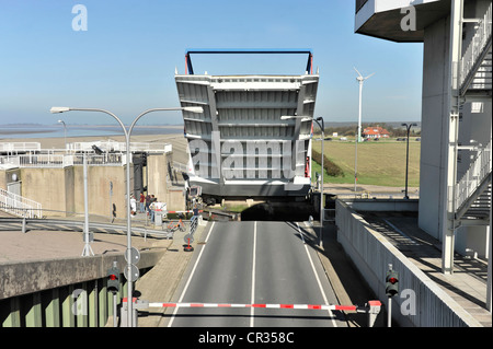 Pont à bascule lors de la fermeture, Eidersperrwerk, Barrage d'eider, la construction a commencé en 1967, près de l'Toenning, Schleswig-Holstein Banque D'Images