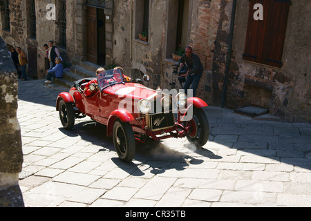 Alfa Romeo, vintage car race Mille Miglia ou 1000 Miglia, Radicofani, Toscane, Italie, Europe Banque D'Images