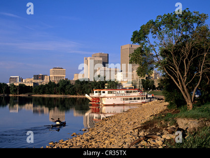 Canada, Province du Manitoba, Winnipeg, centre-ville le long de la rivière Rouge (Red River of the North), canoë kayak Banque D'Images