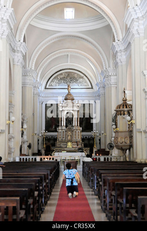 Autel latéral, Catedral de la Asuncion, construit en 1860, Leon, Nicaragua, Amérique Centrale Banque D'Images