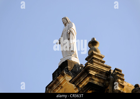 La figure de l'Eglise sur le toit de l'église de la Recoleccion, construit en 1786, Leon, Nicaragua, Amérique Centrale Banque D'Images