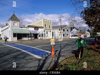 United States, Massachusetts, les Berkshires, Stockbridge, décorations d'Halloween dans la rue Banque D'Images